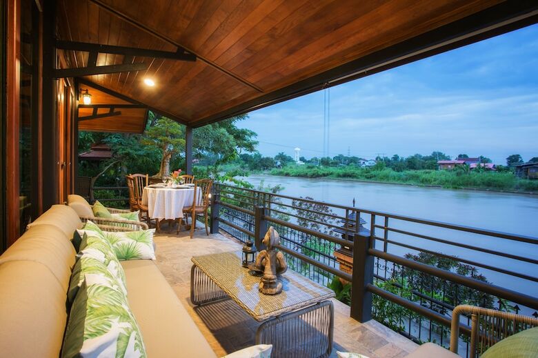 Hotel Cattani's Riverside Home