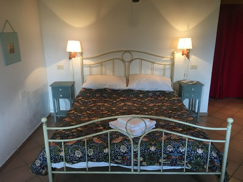 Residencia Home Set In Olive Grove