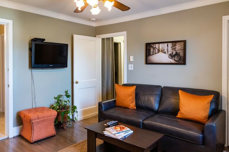Hotel Burke Manor Inn & Pavilion