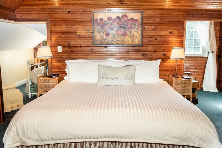 Hotel Burke Manor Inn & Pavilion