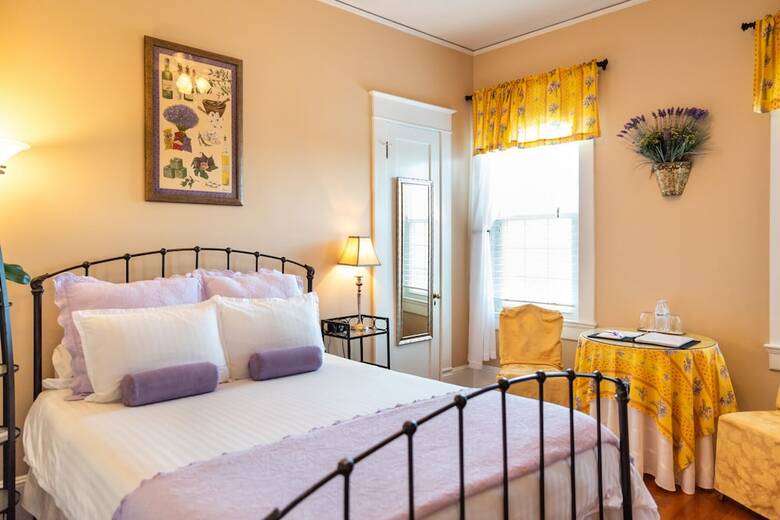 Hotel Burke Manor Inn & Pavilion
