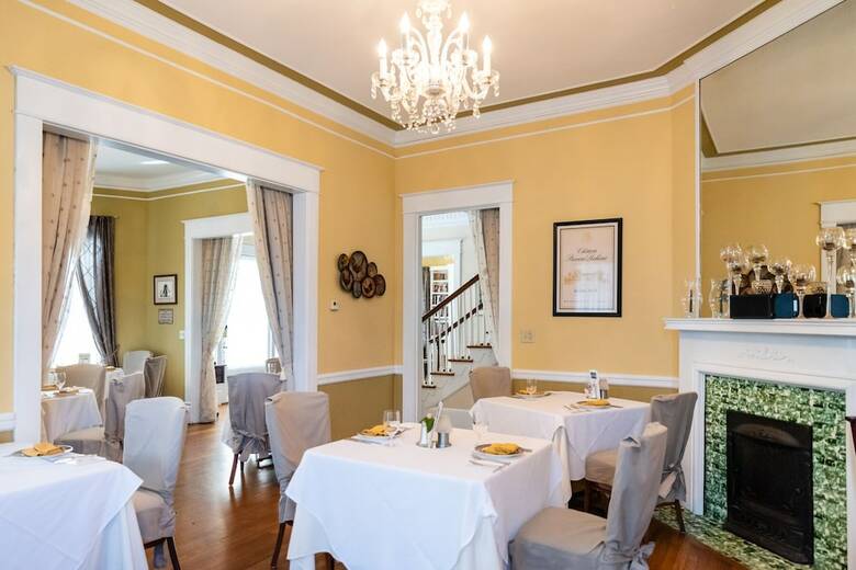 Hotel Burke Manor Inn & Pavilion