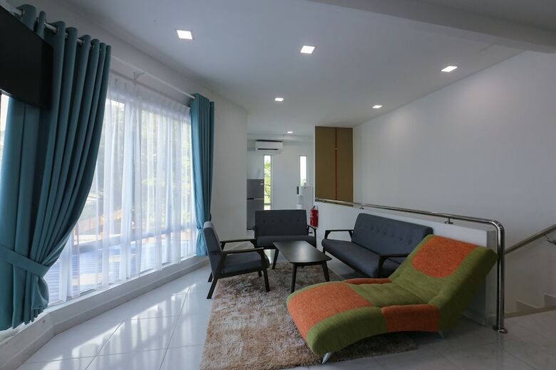 Oyo 89859 Pp Traveller's Hotel