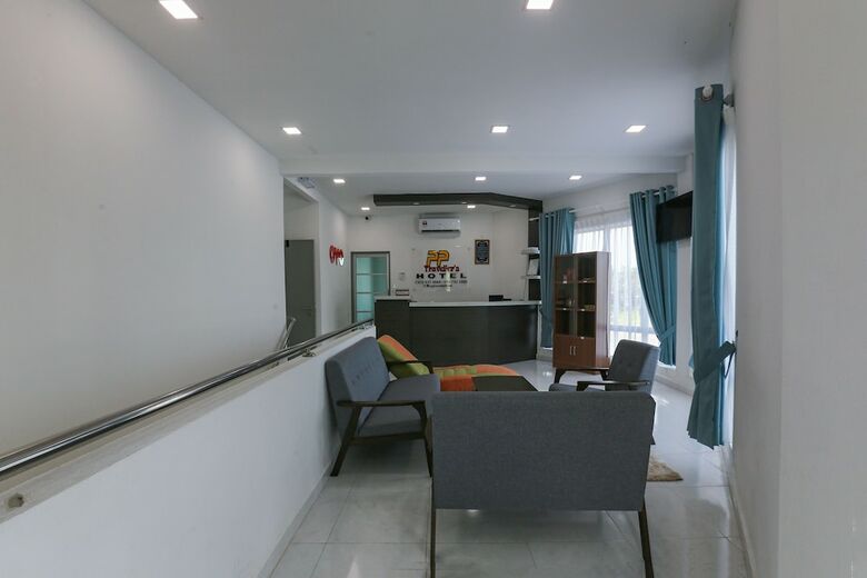 Oyo 89859 Pp Traveller's Hotel