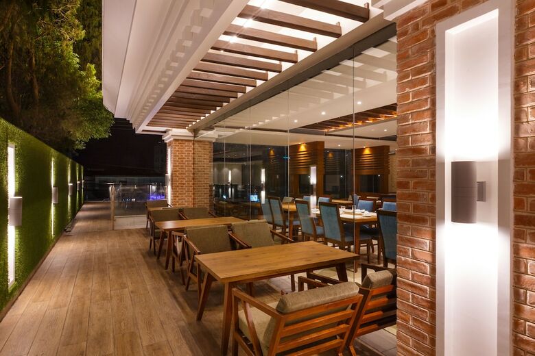 Hotel Ambassador By Ace Hotels