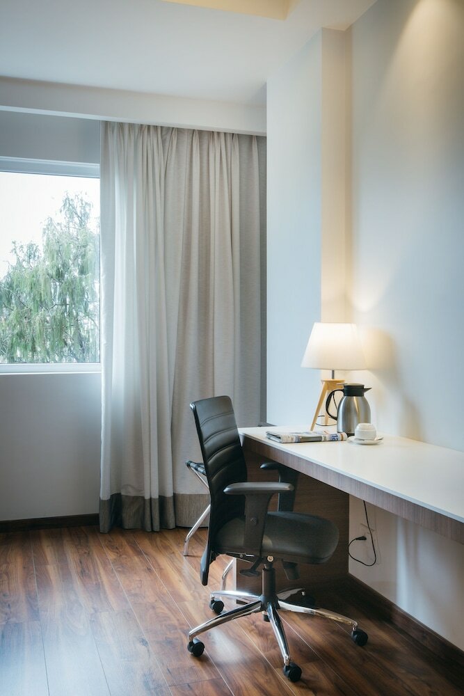 Hotel Ambassador By Ace Hotels