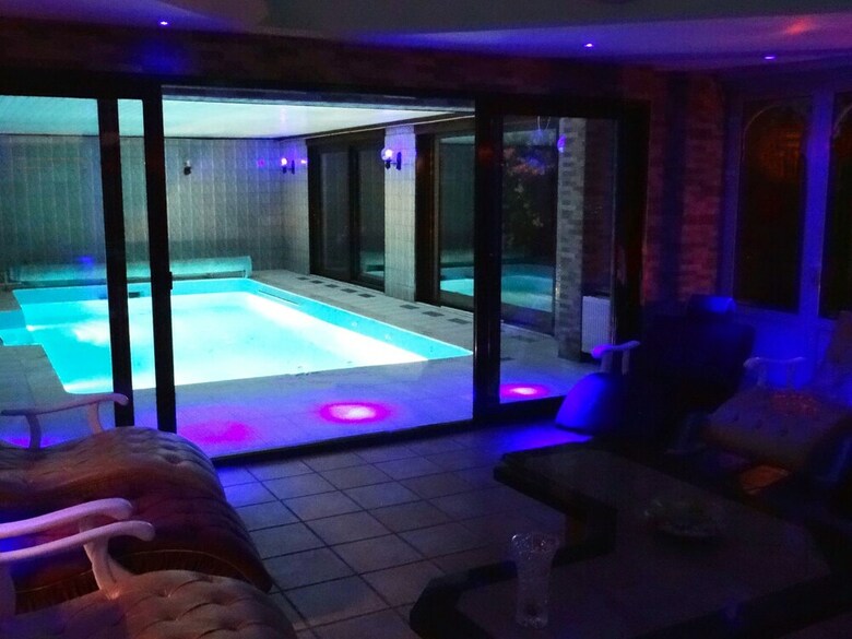 Charming Holiday Home With Jacuzzi In Bree