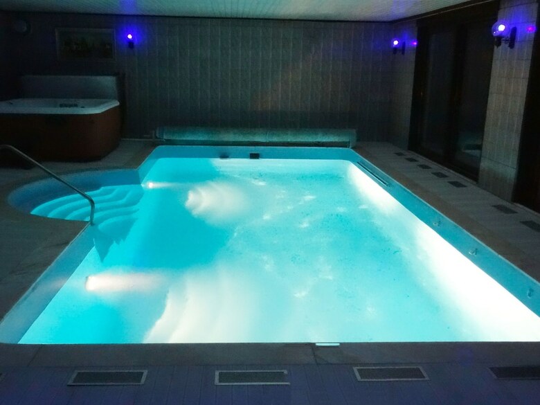Charming Holiday Home With Jacuzzi In Bree