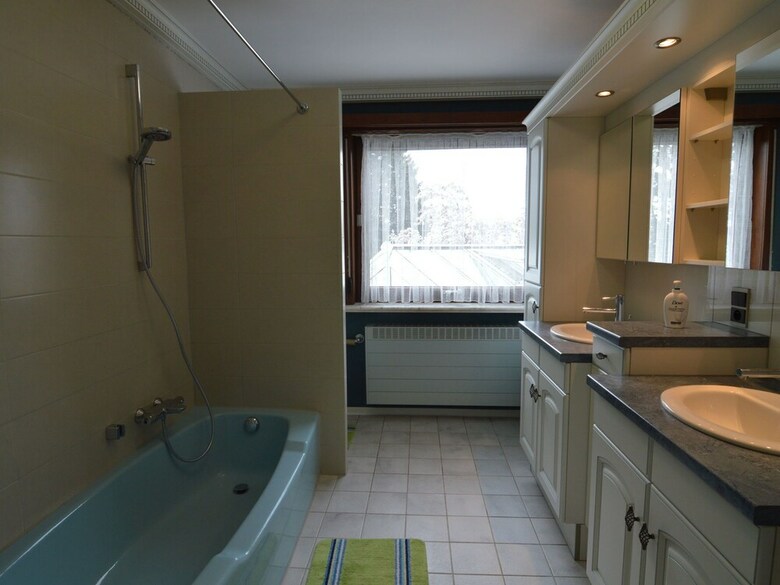 Charming Holiday Home With Jacuzzi In Bree