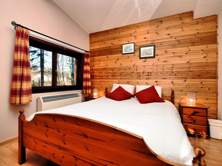 Beautiful Authentic Chalet With Spacious Garden, Covered Barbecue And Private Fish Pond