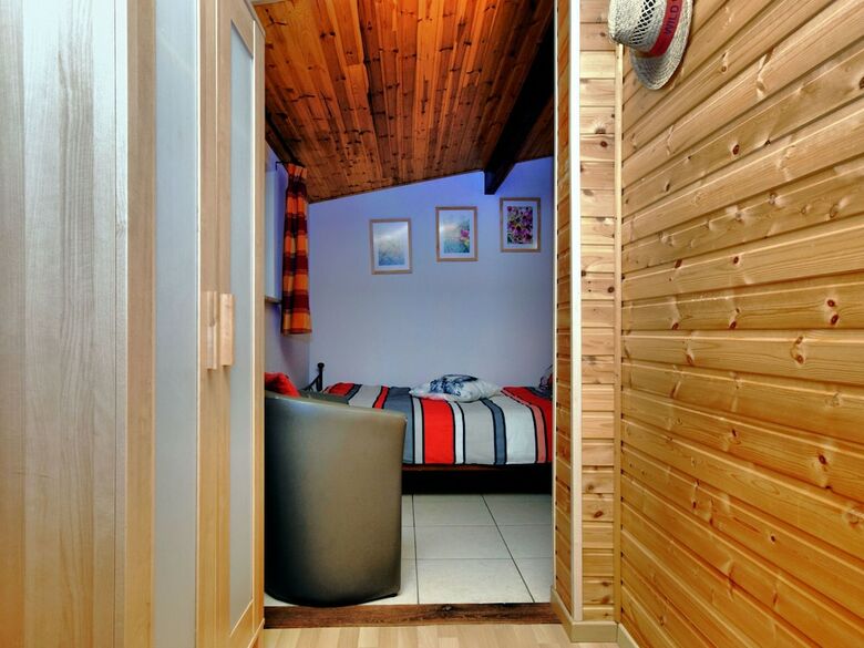 Beautiful Authentic Chalet With Spacious Garden, Covered Barbecue And Private Fish Pond