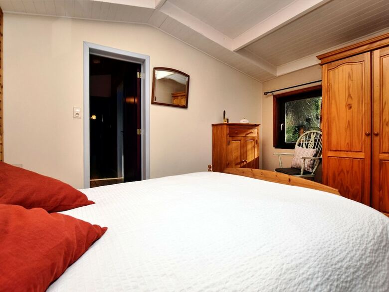 Beautiful Authentic Chalet With Spacious Garden, Covered Barbecue And Private Fish Pond