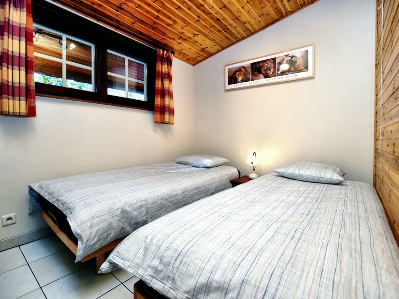 Beautiful Authentic Chalet With Spacious Garden, Covered Barbecue And Private Fish Pond