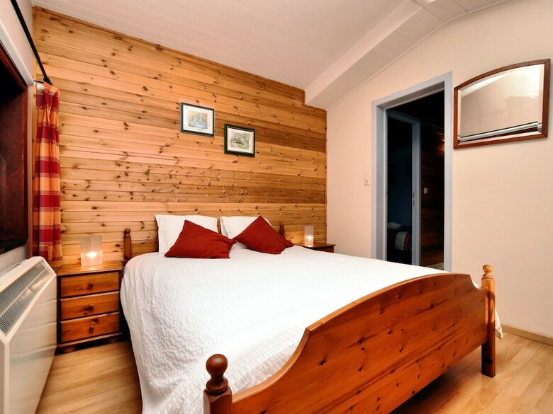 Beautiful Authentic Chalet With Spacious Garden, Covered Barbecue And Private Fish Pond