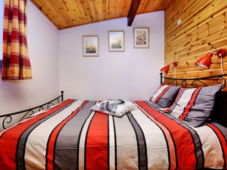 Beautiful Authentic Chalet With Spacious Garden, Covered Barbecue And Private Fish Pond