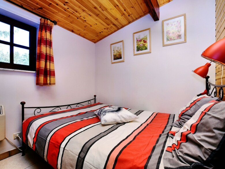 Beautiful Authentic Chalet With Spacious Garden, Covered Barbecue And Private Fish Pond