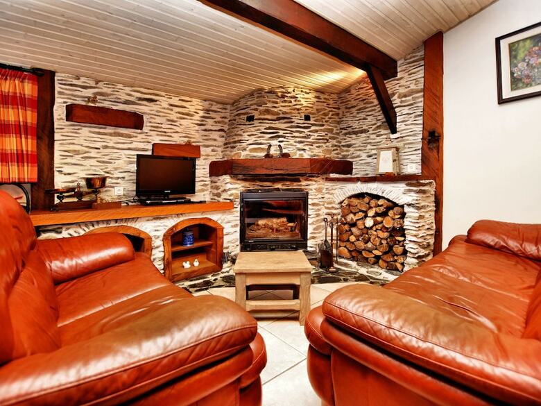 Beautiful Authentic Chalet With Spacious Garden, Covered Barbecue And Private Fish Pond