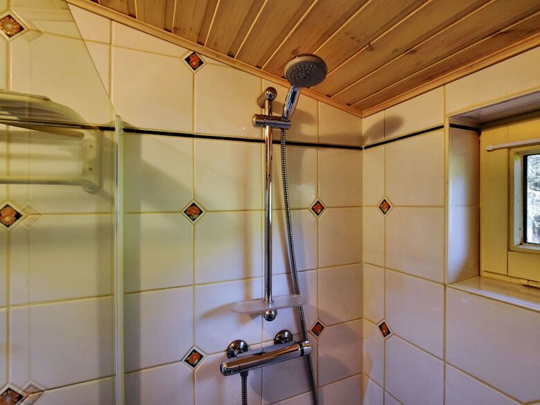 Beautiful Authentic Chalet With Spacious Garden, Covered Barbecue And Private Fish Pond