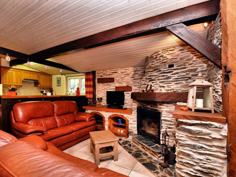 Beautiful Authentic Chalet With Spacious Garden, Covered Barbecue And Private Fish Pond