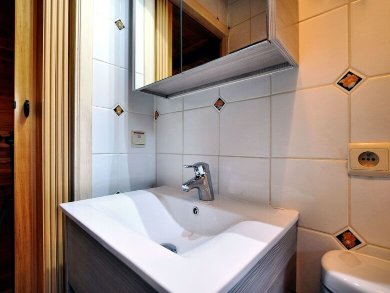 Beautiful Authentic Chalet With Spacious Garden, Covered Barbecue And Private Fish Pond