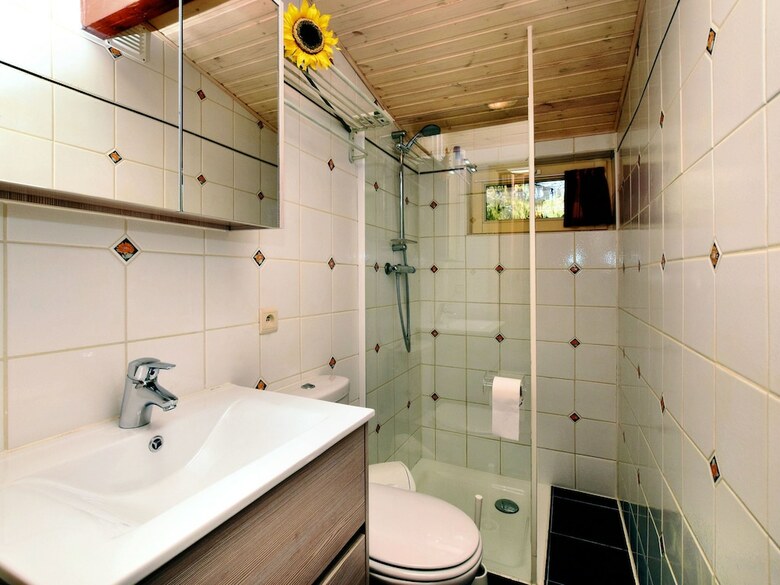 Beautiful Authentic Chalet With Spacious Garden, Covered Barbecue And Private Fish Pond