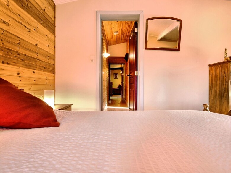 Beautiful Authentic Chalet With Spacious Garden, Covered Barbecue And Private Fish Pond