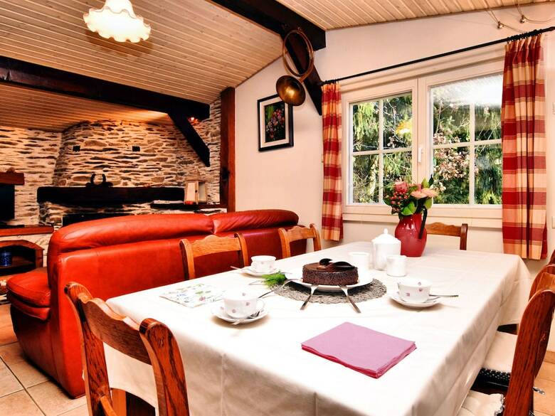 Beautiful Authentic Chalet With Spacious Garden, Covered Barbecue And Private Fish Pond