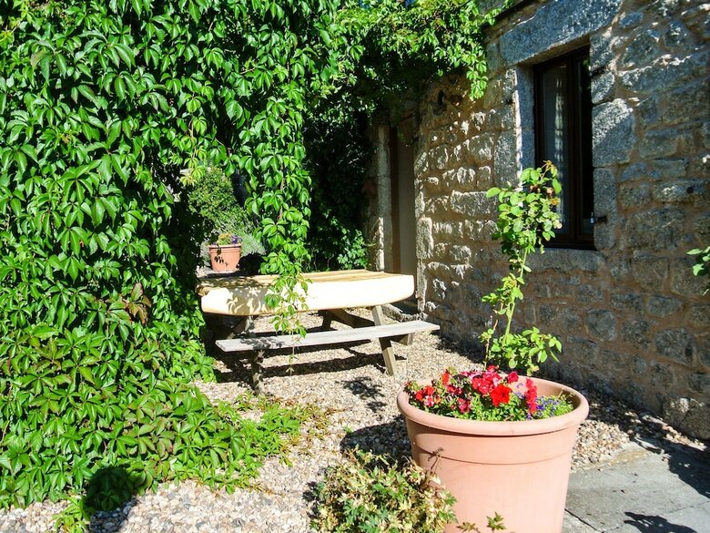 Rustic Holiday Home In Lavoine With Pool Near Lake & Forest
