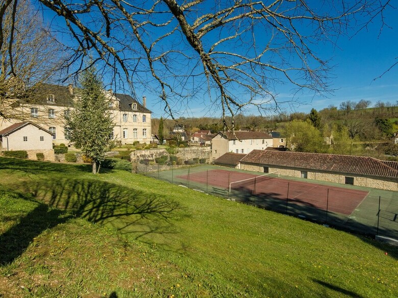 Beautiful Holiday Home In Thenon With Swimming Pool