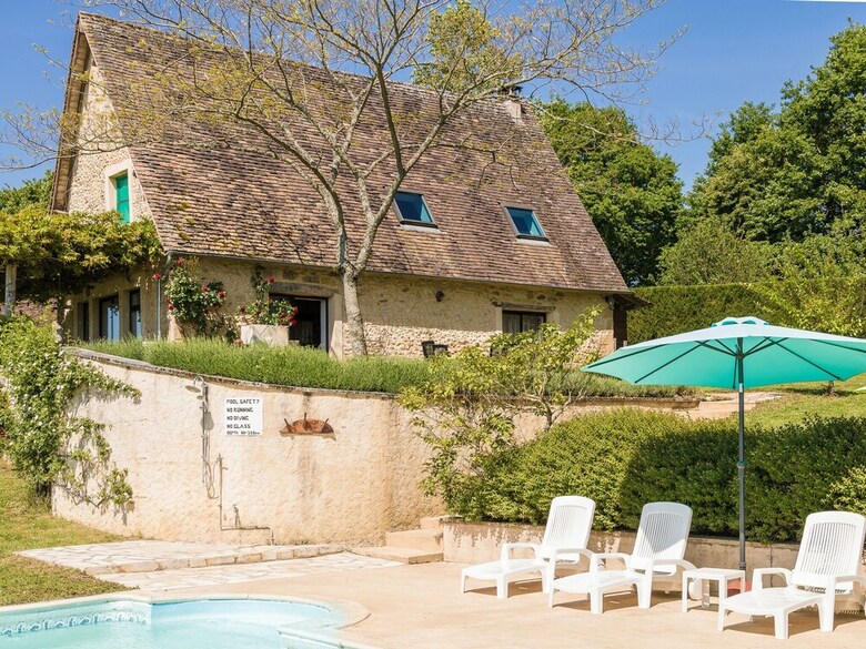 Beautiful Holiday Home In Thenon With Swimming Pool