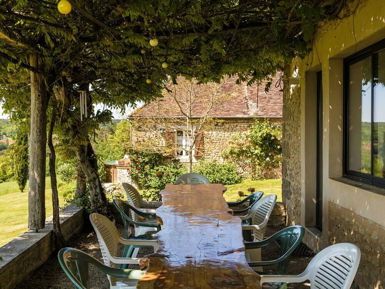 Beautiful Holiday Home In Thenon With Swimming Pool