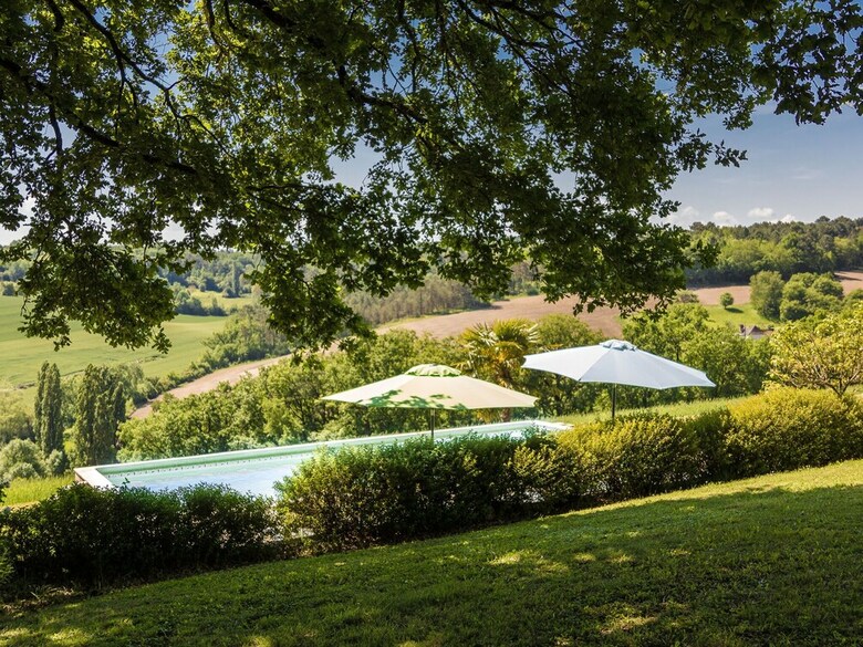 Beautiful Holiday Home In Thenon With Swimming Pool