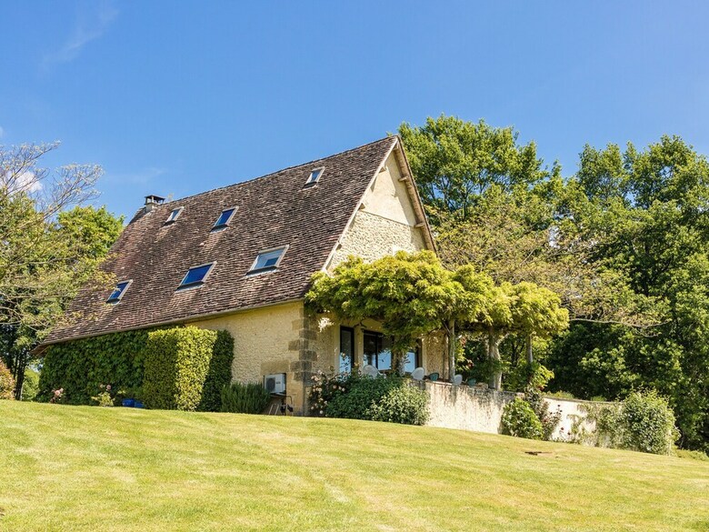 Beautiful Holiday Home In Thenon With Swimming Pool