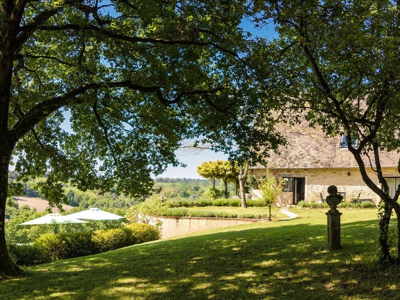 Beautiful Holiday Home In Thenon With Swimming Pool