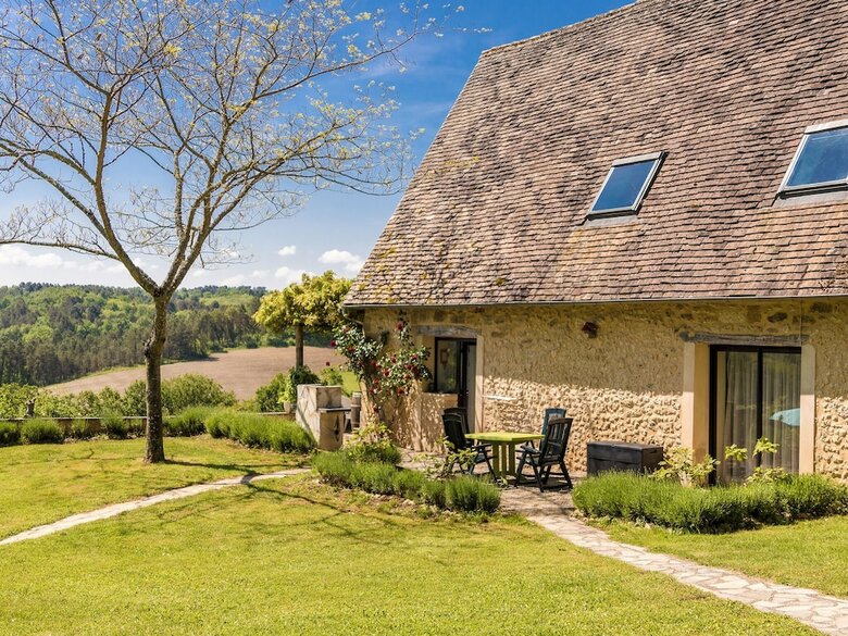 Beautiful Holiday Home In Thenon With Swimming Pool