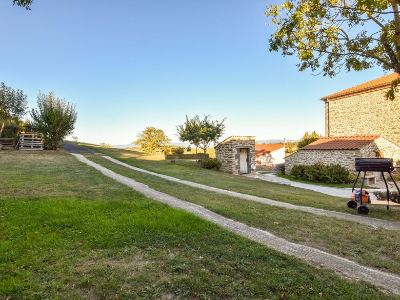 Charming Holiday Home In Saint-beauzire Near Forest