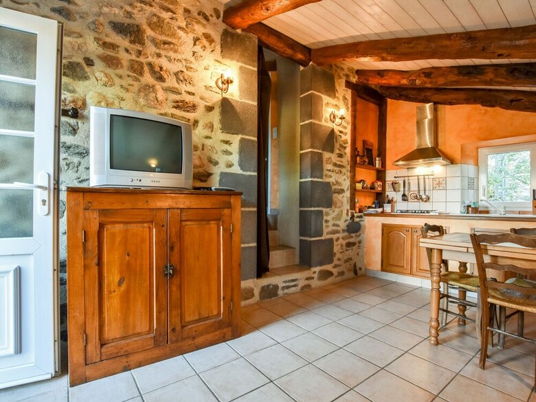 Charming Holiday Home In Saint-beauzire Near Forest