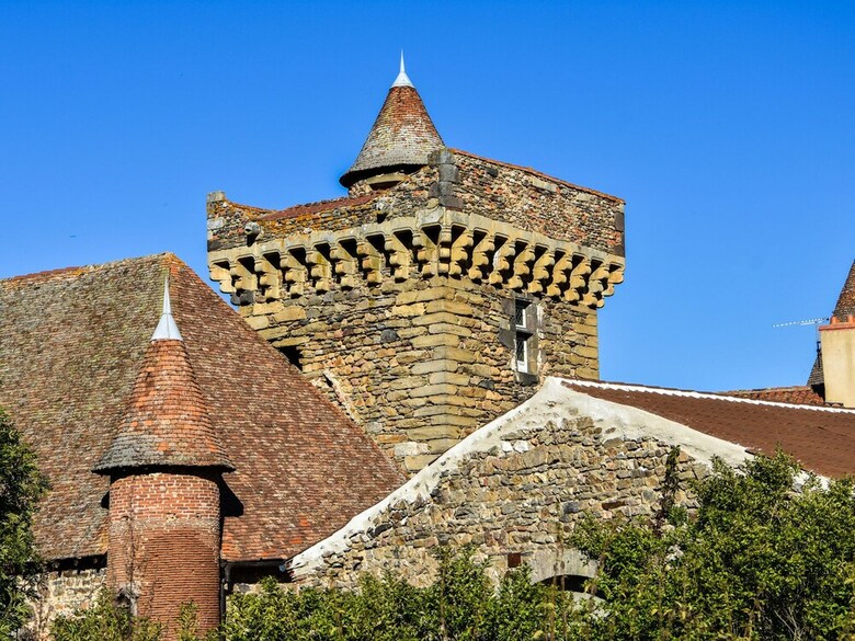 Charming Holiday Home In Saint-beauzire Near Forest