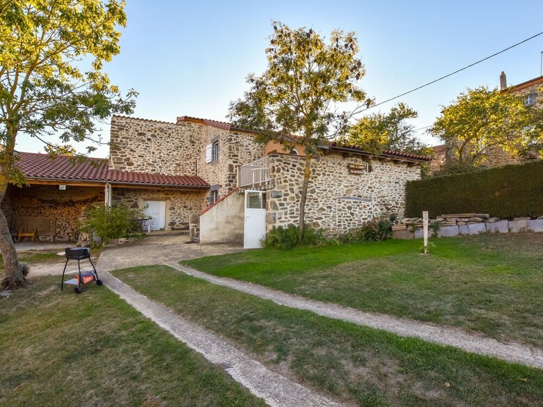 Charming Holiday Home In Saint-beauzire Near Forest