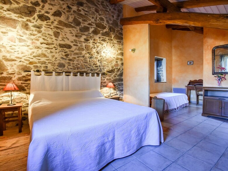 Charming Holiday Home In Saint-beauzire Near Forest