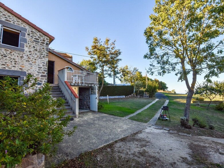 Charming Holiday Home In Saint-beauzire Near Forest