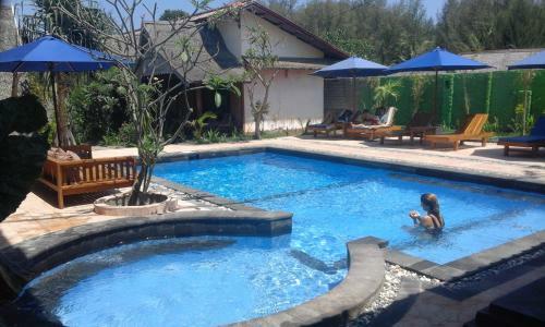 Coral Beach Pizza Cottages