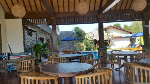 Coral Beach Pizza Cottages