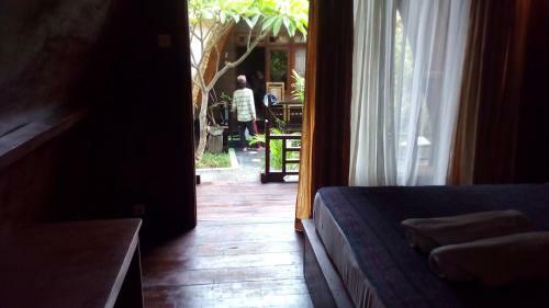 Coral Beach Pizza Cottages