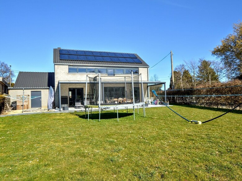Modern Villa With Private Garden In Awan