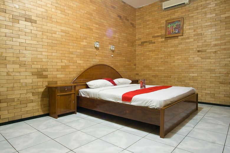 Hotel Reddoorz Plus @ Jalan Raya Pasir Putih