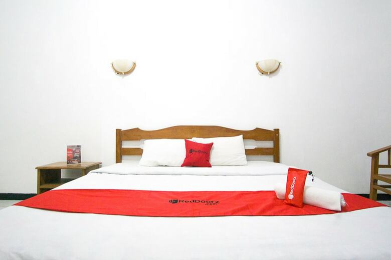 Hotel Reddoorz Plus @ Jalan Raya Pasir Putih