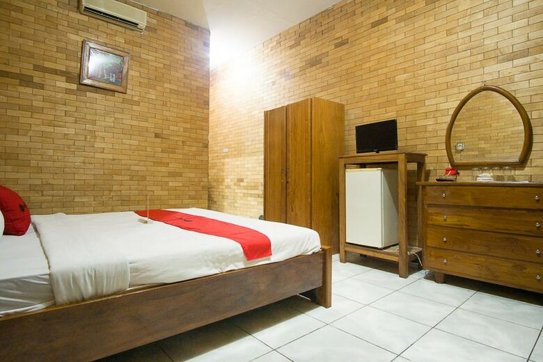 Hotel Reddoorz Plus @ Jalan Raya Pasir Putih