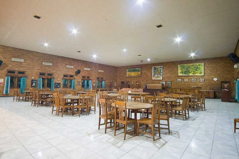 Hotel Reddoorz Plus @ Jalan Raya Pasir Putih