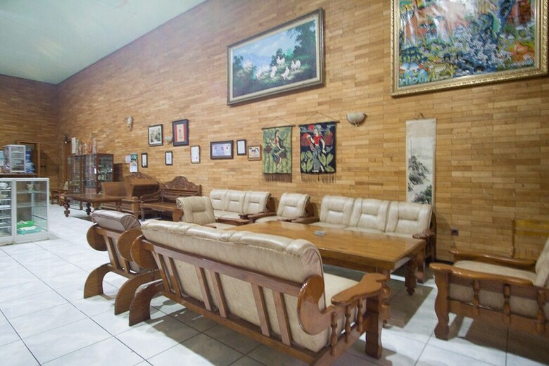 Hotel Reddoorz Plus @ Jalan Raya Pasir Putih